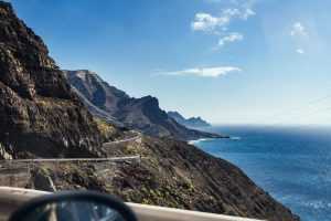 Gran Canaria vakantiebestemming met helder weer, zonnige stranden en toeristen die genieten van de populaire eilandactiviteit